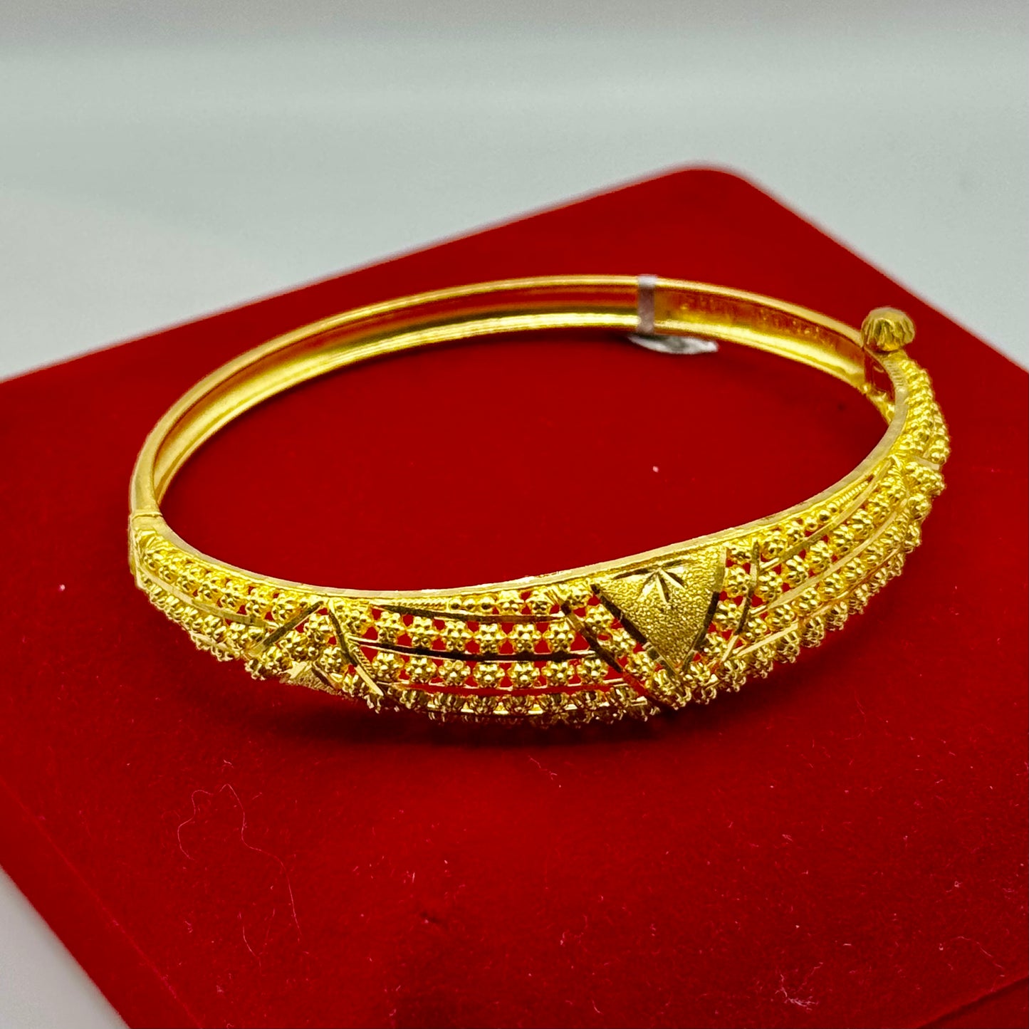 22k Gold Screw Bangle
